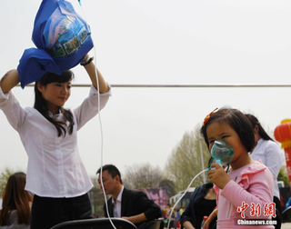 Illustration for article titled Polluted Chinese City Gets Bags of Clean Mountain Air